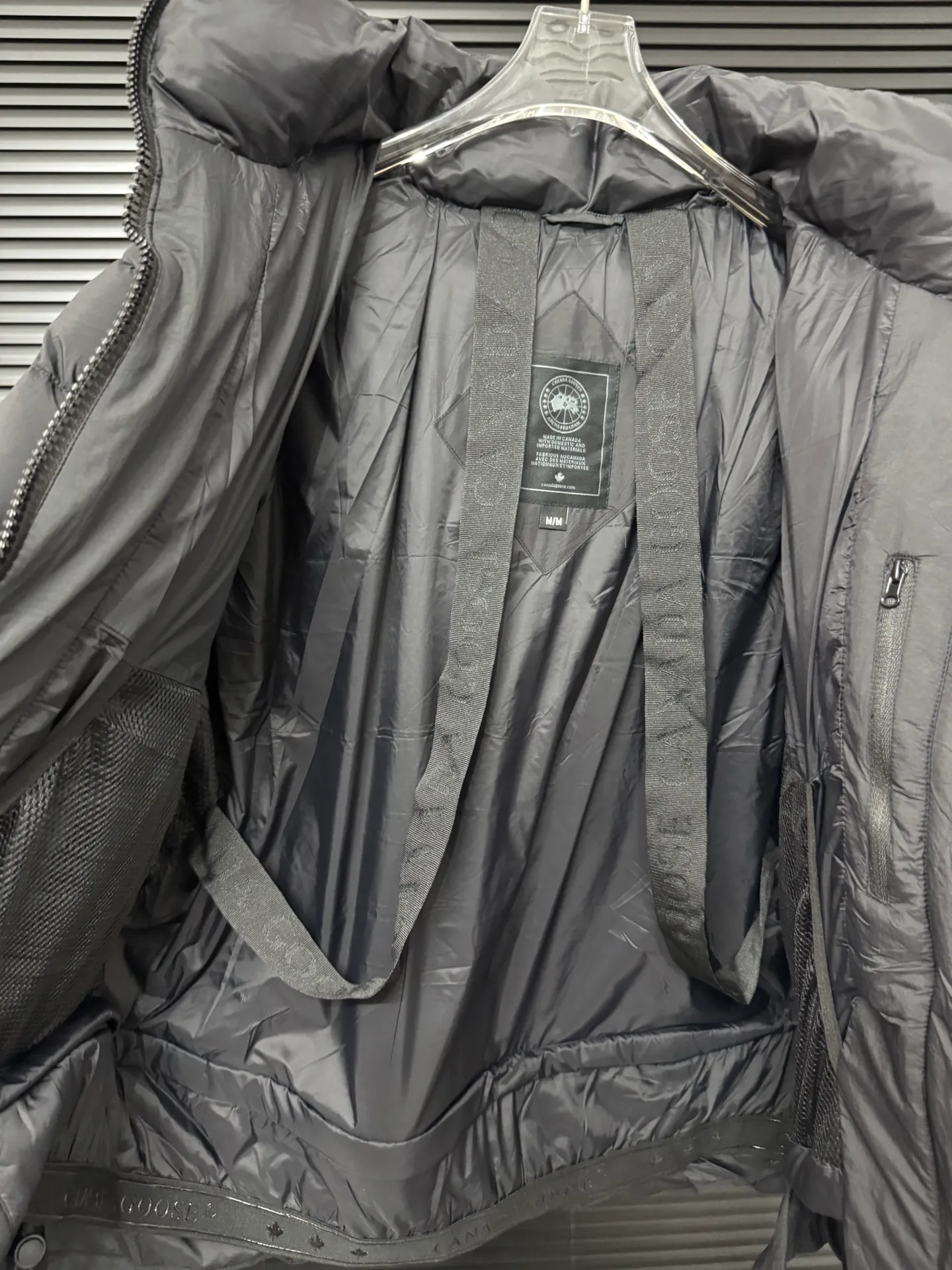 P860 Big Goose Ouyang Nana Second Generation (higher version) Canada goose Canada Goose Black Label Down Jacket A must-have in the outerwear world, the Big Goose Black Label down jacket! The latest designer styles! The goose down jacket has always been a popular element of fashion and is loved by experts from all walks of life! Fashionable hooded cut, high-end customer-supplied fine goose down, high resilience, smooth zipper, strong and firm. Pockets on both sides can store small items, free your hands, and you can go out without worries. It can also meet the need of putting your hands in your pockets👏👏Produced by Big Goose, it can be used as a group uniform by many celebrities. This down jacket uses a double-layer anti-down lining design, which has strong windproof performance and will be very warm in winter! Newly labeled white duck down filling, high fluffiness, windproof hooded design. When walking outdoors, pull the collar to the highest position, put your hands in the pockets and it will be very warm. It can be easily controlled by all body types! The interior is equipped with an elastic snow skirt design for better wrapping. The simple and neat style design highlights the masculine temperament. The impeccable style is classic and never goes out of style. It is warm and practical, and it is versatile! You can enter with your eyes closed!  Color: Black Khaki Size: XS-XXL